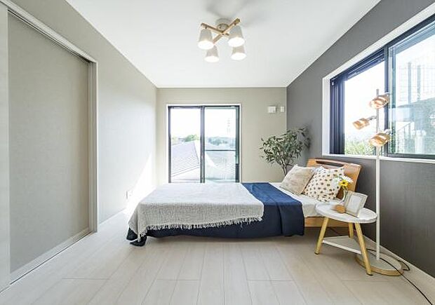 「主寝室」明るく広々主寝室。ダブルベッドも楽々配置可能です。