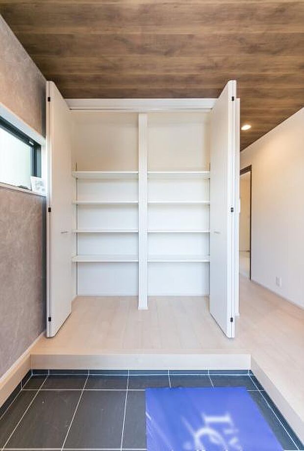 「広々玄関」家に帰ると広い玄関がお出迎え。家族全員の靴も楽々収納可能な広さです。