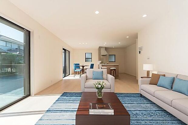 「上質な空間を」開放感と日当たりの良さに恵まれたリビング空間。（本画像はCGにて家具を配置しております。実際に家具はおかれておりません。）