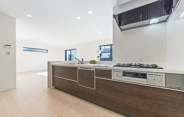 「全体を見渡せる安心感」家族の会話が弾む奥様に人気の高いカウンターキッチン、料理しながらお子様の様子の確認ができ移動しやすい広いキッチンスペースです。