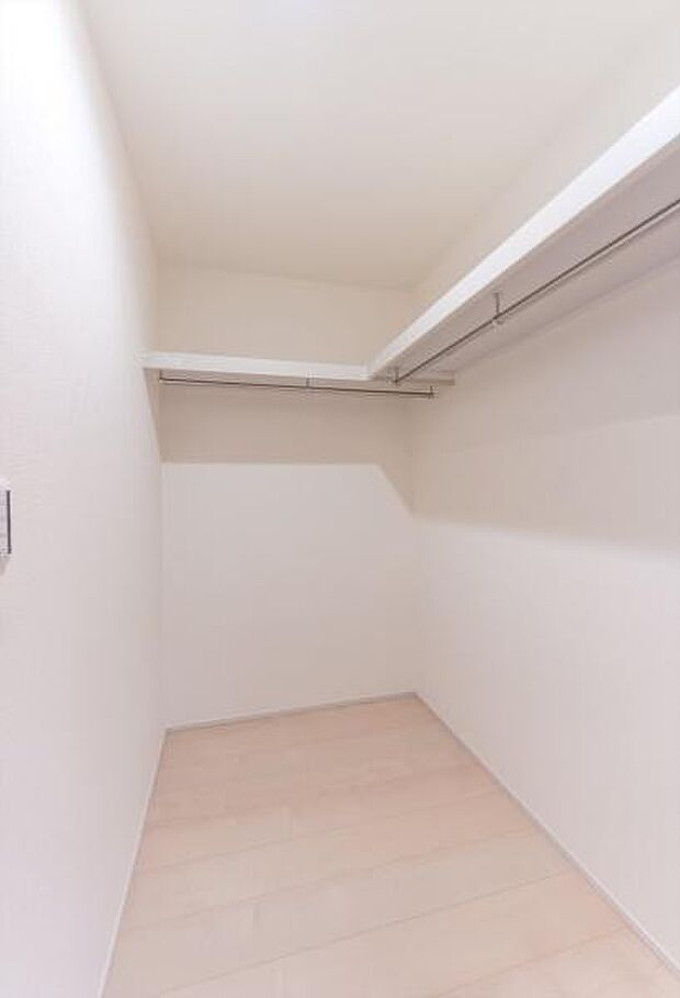 「ウォークインクローゼット収納」大きく収納量豊富なクローゼット。奥行も納得サイズのクローゼット。