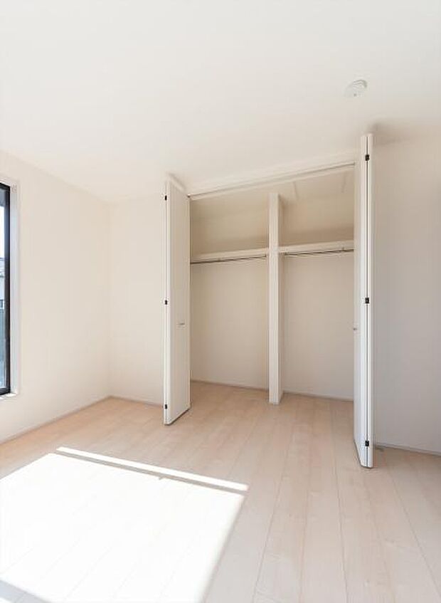 「クローゼット収納」大きく収納量豊富なクローゼット。奥行も納得サイズのクローゼット。
