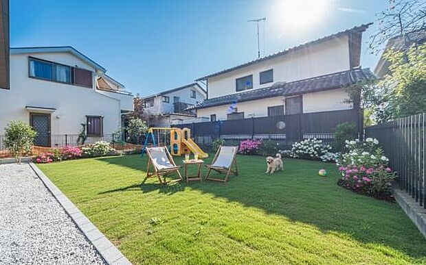 「ガーデンハウスの魅力」自宅に大きなお庭がある幸せ。（画像はCGにて人工芝、植栽や遊具を配置しておりますのでイメージ画像です。実際にはございません）