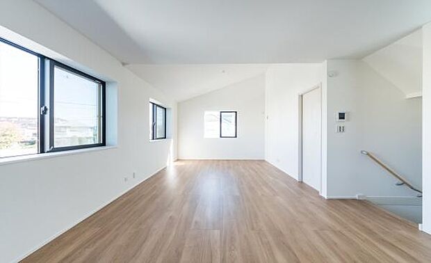 「家族が大好きなリビング」みんなが集まる広いリビング。みんなが大好きなリビングで家族団らん。みんなが集まるからこそ、一層の開放感を手にする素敵な住まい。