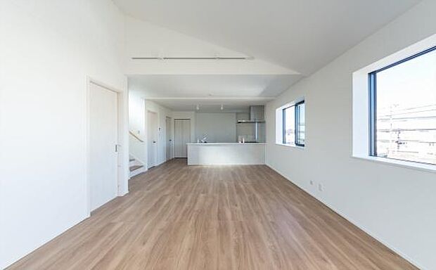 「上質な空間を」開放感と日当たりの良さに恵まれたリビング空間。上質な光は身体だけでなく心も温めてくれる。圧迫感のない空間を是非、ご堪能下さい。