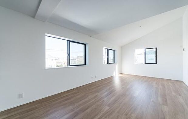 「家族が大好きなリビング」みんなが集まる広いリビング。みんなが大好きなリビングで家族団らん。みんなが集まるからこそ、一層の開放感を手にする素敵な住まい。