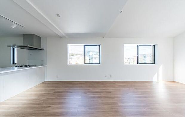 「プライベート感を愉しむリビング空間」開放感と日当たりの良さに恵まれた爽快なリビング空間。誰にも邪魔されないプライベート感を感じる開放的なリビング。風が抜ける。光が差し込むリビング。