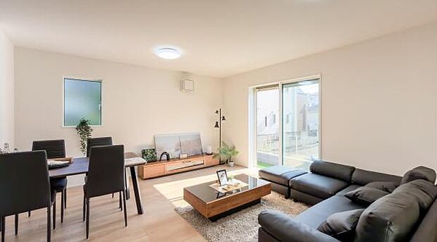 「上質な空間を」開放感と日当たりの良さに恵まれたリビング空間。上質な光は身体だけでなく心も温めてくれる。圧迫感のない空間を是非、ご堪能下さい。