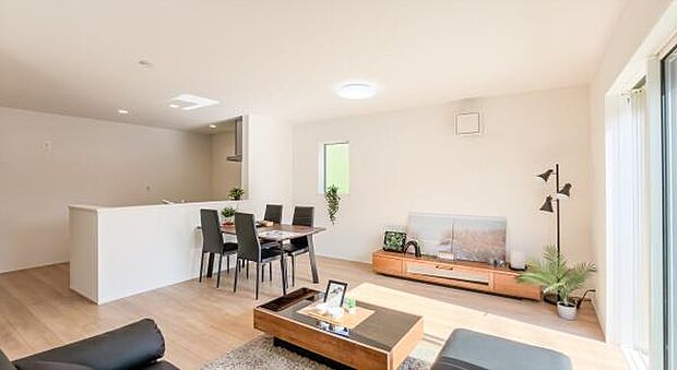 「上質な空間を」開放感と日当たりの良さに恵まれたリビング空間。上質な光は身体だけでなく心も温めてくれる。圧迫感のない空間を是非、ご堪能下さい。