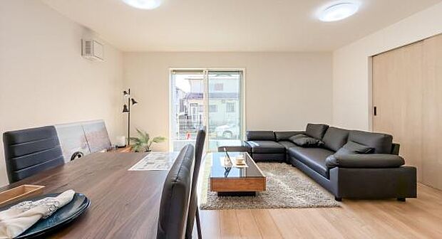 「プライベート感を愉しむリビング空間」開放感と日当たりの良さに恵まれた爽快なリビング空間。誰にも邪魔されないプライベート感を感じる開放的なリビング。風が抜ける。光が差し込むリビング。