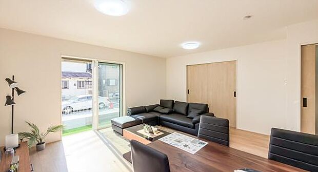 「プライベート感を愉しむリビング空間」開放感と日当たりの良さに恵まれた爽快なリビング空間。誰にも邪魔されないプライベート感を感じる開放的なリビング。風が抜ける。光が差し込むリビング。