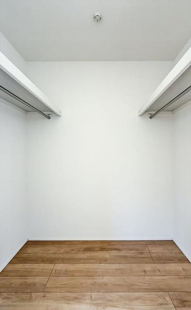 「ウォークインクローゼット収納」大きく収納量豊富なクローゼット。奥行も納得サイズのクローゼット。