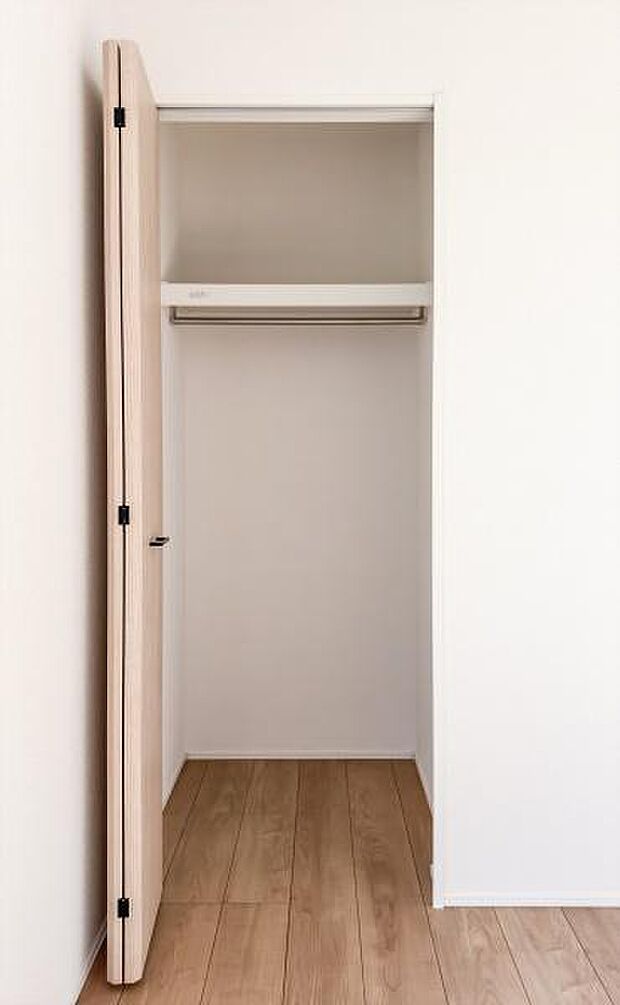 「クローゼット収納」大きく収納量豊富なクローゼット。奥行も納得サイズのクローゼット。