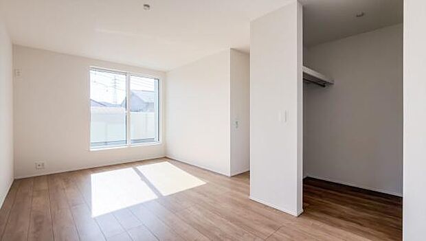 「主寝室」明るく広々主寝室。ダブルベッドも楽々配置可能です。