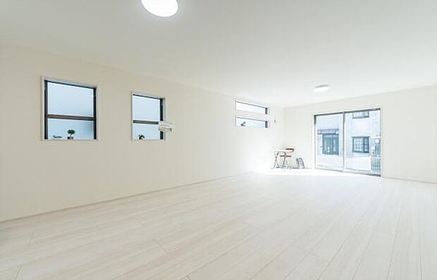 「家族が大好きなリビング」みんなが集まる広いリビング。みんなが大好きなリビングで家族団らん。みんなが集まるからこそ、一層の開放感を手にする素敵な住まい。