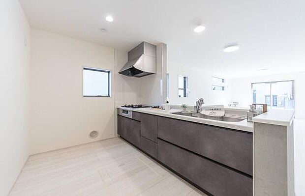 「広々ワイドサイズなシステムキッチン」せっかくのお料理空間。毎日の事だから広々システムキッチン。