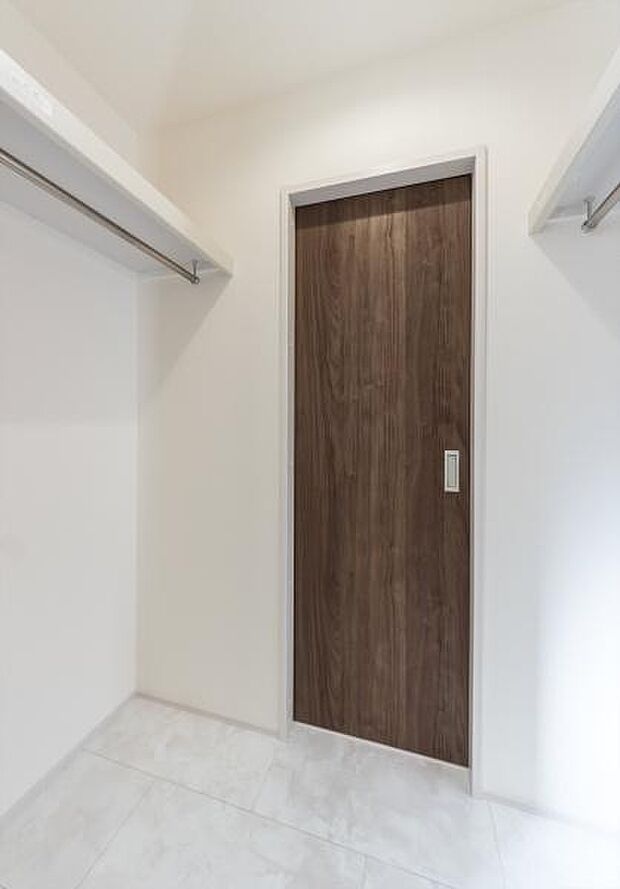 「ストレージルーム」玄関~洗面化粧台、回遊導線で便利な収納スペース。