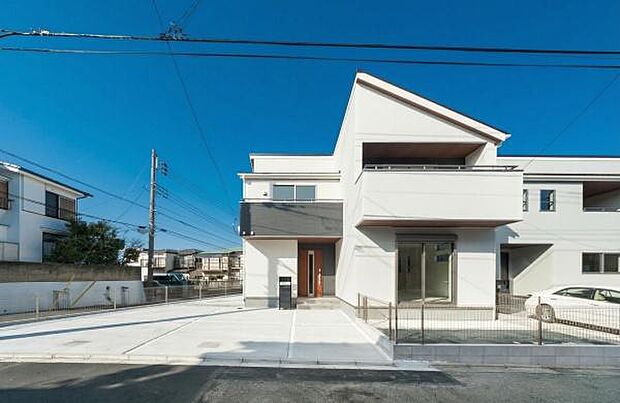 「開放感+日当たりの良さ」家に入らなくても分かる日当たりの良さ。開放感の良さ。碧空も清々しく心地の良い住まい。住みたくなる家。暮らしたい町。