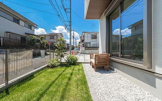 「ガーデン」南向きで丁度良い広さ。広すぎず、丁度良いサイズ。家庭菜園やちょっとした息抜き空間に。(植栽や芝生はCGによるイメージ画像のため実際にはございません)