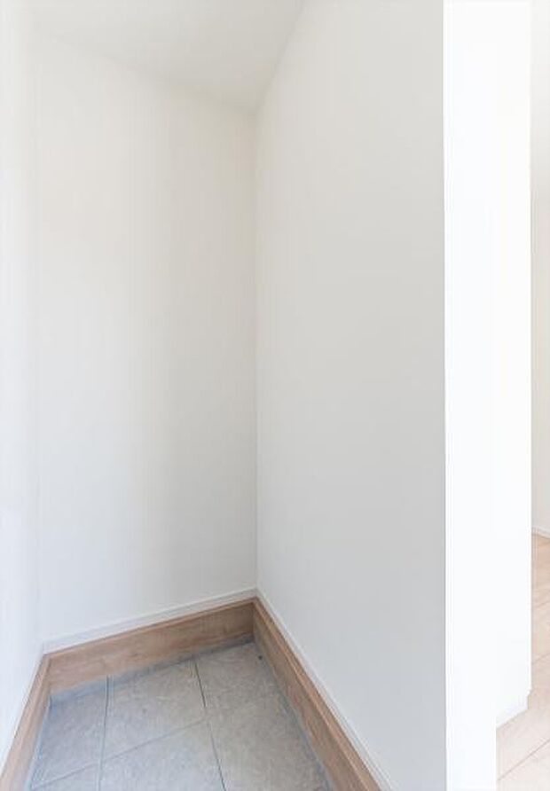 「玄関土間収納スペース」ベビーカーやゴルフバックなどの置き場に困りませんか?広い玄関だからこそ可能な収納スペースです。