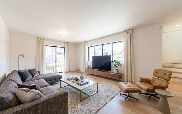 「上質な空間を」開放感と日当たりの良さに恵まれたリビング空間。(本画像はCGにて家具を配置しております。実際に家具はおかれておりません。)