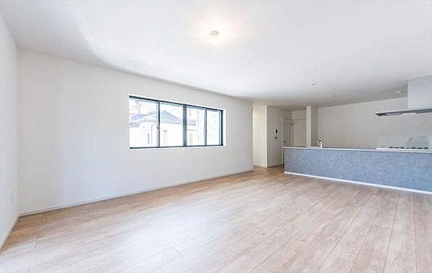 「家族が大好きなリビング」みんなが集まる広いリビング。みんなが大好きなリビングで家族団らん。みんなが集まるからこそ、一層の開放感を手にする素敵な住まい。