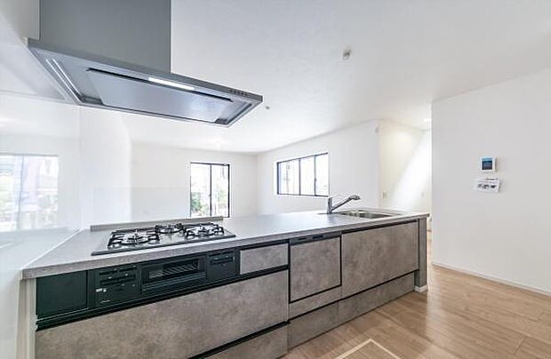 「広々ワイドサイズなシステムキッチン」せっかくのお料理空間。毎日の事だから広々システムキッチン。