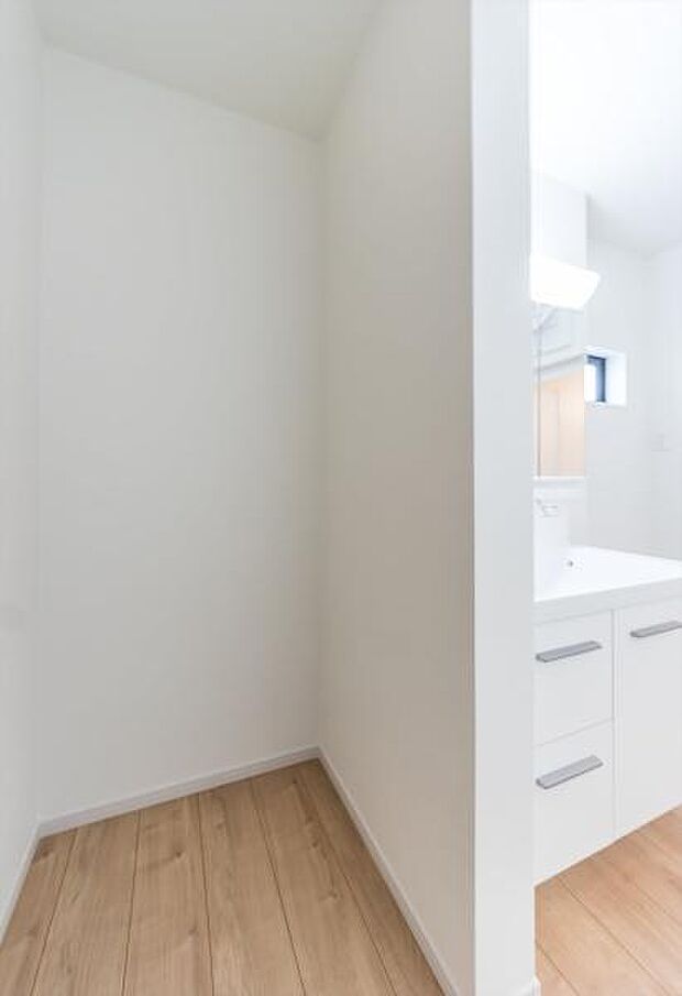 「快適なサニタリー空間」嬉しい収納スペース。洗面室が広々使えて便利です。