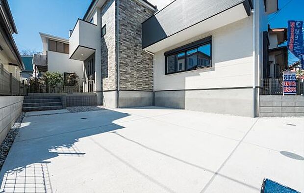 「広々カースペース」2台駐車可能な車庫スペース。(車種制限あり)