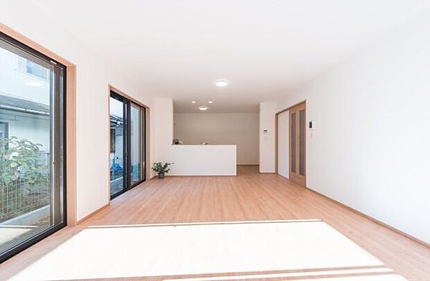 「家族が大好きなリビング」みんなが集まる広いリビング。みんなが大好きなリビングで家族団らん。みんなが集まるからこそ、一層の開放感を手にする素敵な住まい。