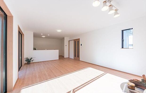 「上質な空間を」開放感と日当たりの良さに恵まれたリビング空間。上質な光は身体だけでなく心も温めてくれる。圧迫感のない空間を是非、ご堪能下さい。