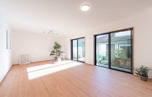 「家族が大好きなリビング」みんなが集まる広いリビング。みんなが大好きなリビングで家族団らん。みんなが集まるからこそ、一層の開放感を手にする素敵な住まい。