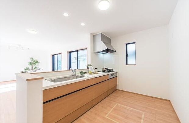 「全体を見渡せる安心感」家族の会話が弾む奥様に人気の高いカウンターキッチン、料理しながらお子様の様子の確認ができ移動しやすい広いキッチンスペースです。