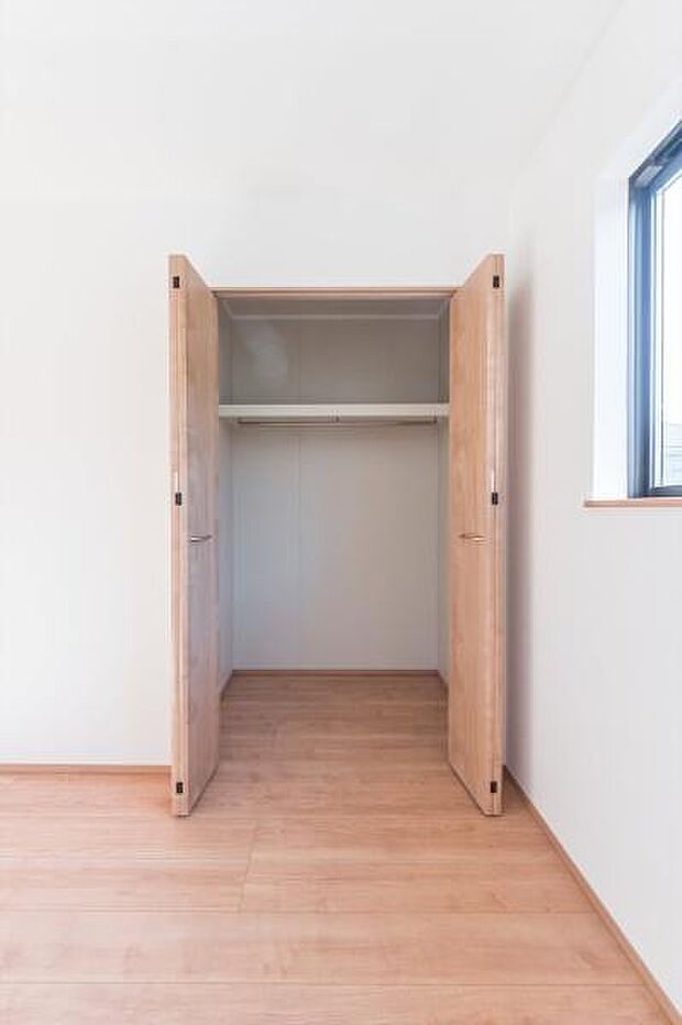 「クローゼット収納」大きく収納量豊富なクローゼット。奥行も納得サイズのクローゼット。