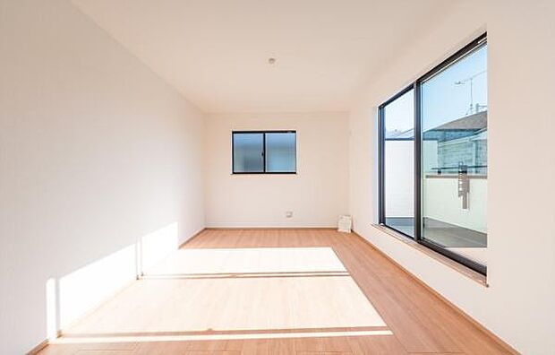 「主寝室」明るく広々主寝室。ダブルベッドも楽々配置可能です。