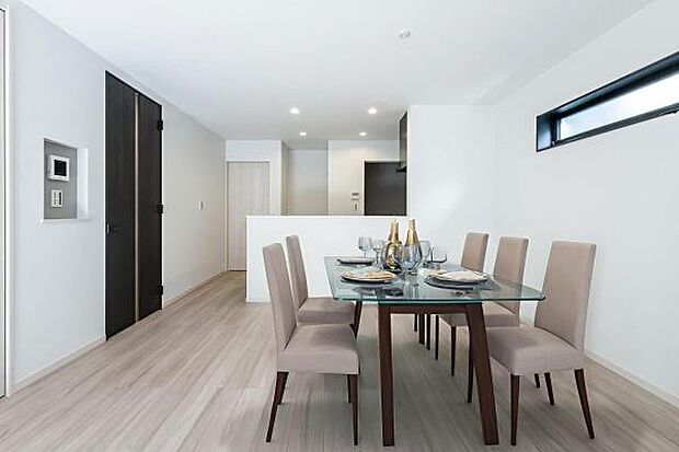 「上質な空間を」広いLDKだからこそ可能な大型ダイニングスペースです。(本画像はCGにて家具を配置しております。実際に家具はおかれておりません。)