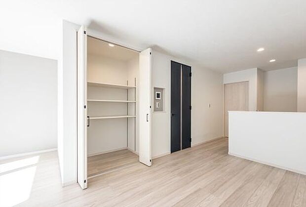 「リビング収納棚」あると嬉しいリビング収納。お掃除道具などの置き場に便利。