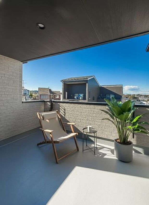 「広い使いやすいバルコニー」陽ざしがたっぷり降り注ぐ、広々としたバルコニー付き住まい。(本画像はCGにて家具や植栽を配置しております。実際に家具はおかれておりません。)