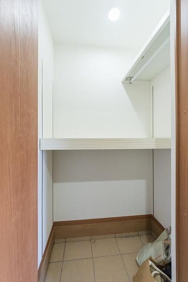 「シューズクローク付き」「玄関に靴がいっぱいで、出入りしにくい」こんなお悩みを解決するのが、「シューズクローク」です。