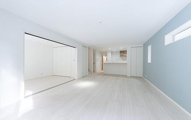 「明るく素敵な空間に」心地よい風が通り抜ける開放的なLDK。明るく清潔感あふれる空間で、心地よい毎日をお過ごしください。