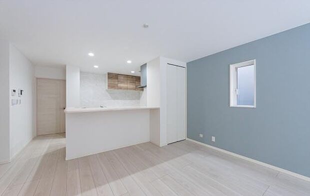 「全体を見渡せる安心感」家族の会話が弾む奥様に人気の高いカウンターキッチン、料理しながらお子様の様子の確認ができ移動しやすい広いキッチンスペースです。