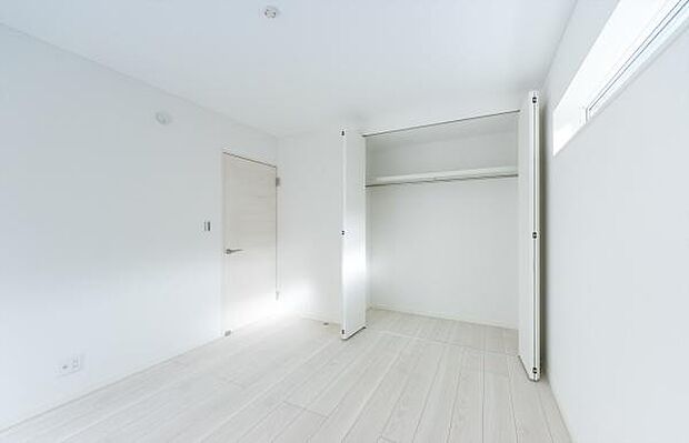 「クローゼット収納」大きく収納量豊富なクローゼット。奥行も納得サイズのクローゼット。