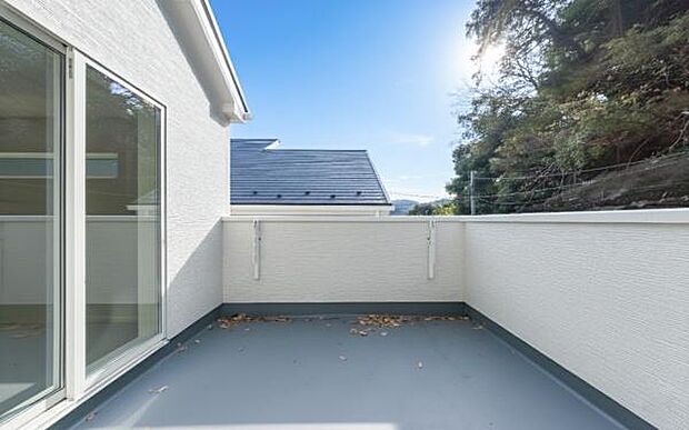 「清々しいバルコニー」広々としたバルコニーは陽当たりはもちろん、解放感や眺望も楽しめます。碧空を満喫し心が透きとおる。癒される心地よい空間。