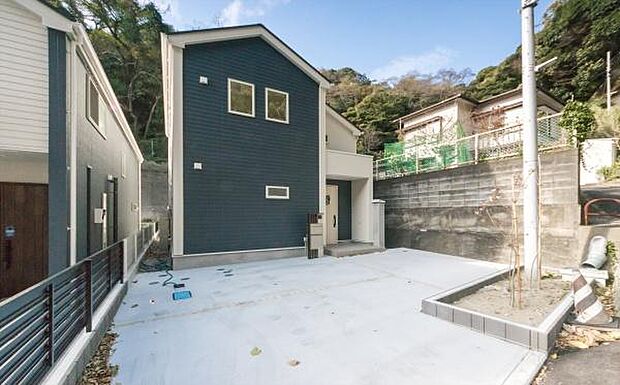 「広々カースペース」広々とした駐車場はお車はもちろん、バイクや自転車スペースにも余裕がございます。