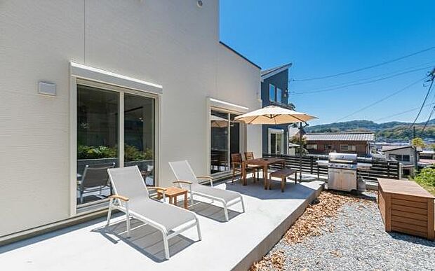 「週末の楽しみが増える」BBQ、ガーデニング、お子様の自然とのふれあいなど、お庭があるから楽しみも倍増するマイホーム。(画像の屋外家具はCGによるイメージ画像です)