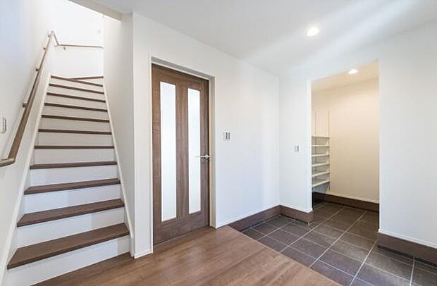 「家にワクワクする。素敵な玄関」家族の帰りを迎え入れる玄関。素敵な玄関だから家に帰ると心地が良い雰囲気になれます。