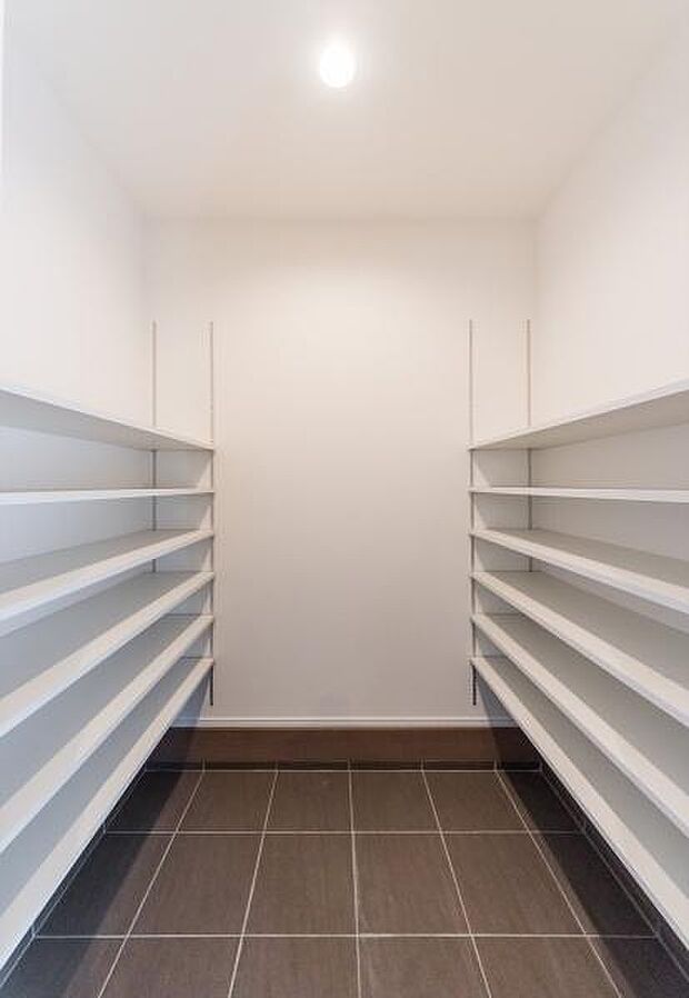 「シューズクローク付き」「玄関に靴がいっぱいで、出入りしにくい」こんなお悩みを解決するのが、「シューズクローク」です。