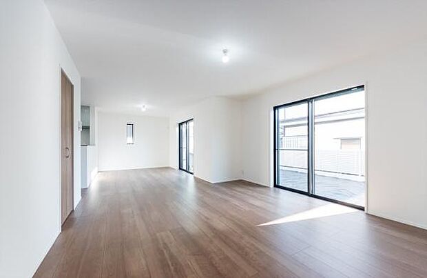 「家族が大好きなリビング」みんなが集まる広いリビング。みんなが大好きなリビングで家族団らん。みんなが集まるからこそ、一層の開放感を手にする素敵な住まい。