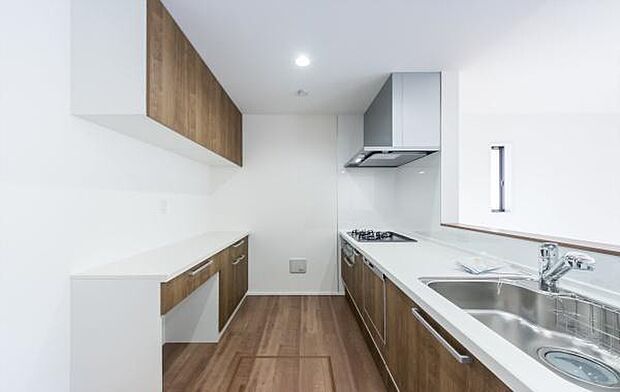 「全体を見渡せる安心感」家族の会話が弾む奥様に人気の高いカウンターキッチン、料理しながらお子様の様子の確認ができ移動しやすい広いキッチンスペースです。