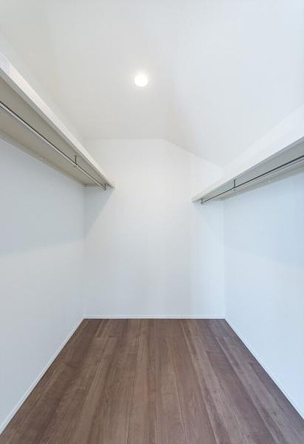 「ウォークインクローゼット収納」大きく収納量豊富なクローゼット。奥行も納得サイズのクローゼット。